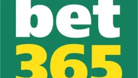 苏牙遭对手战术犯规倒地，梅西布斯克茨向裁判申诉牌证失败😧